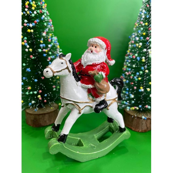 Կերամիկայից ձի վրան ձմեռ պապիկ